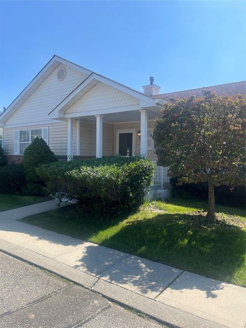 18 Dawn Dr, Oakdale, NY, 11769-1624 | Card Image