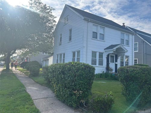 100 Broad St, Williston Park, NY, 11596-1804 | Card Image