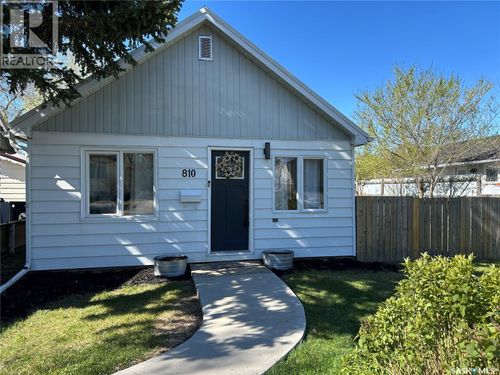 810 1st St, Estevan, SK, S4A0G3 | Card Image