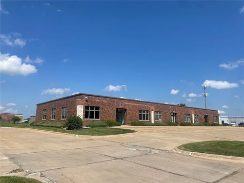 820-800 N Compton Dr, Hiawatha, IA, 52233-2215 | Card Image