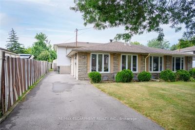 146 Berkindale Dr, Home with 4 bedrooms, 2 bathrooms and 3 parking in Hamilton ON | Image 2