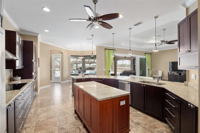 Lots of counter space | Image 43