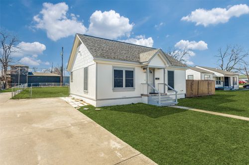 408 W Avenue F, Garland, TX, 75040-7138 | Card Image