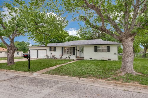 501 Lindsey St, Bowie, TX, 76230-4306 | Card Image