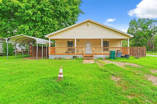 300 Walker St, Smithville, TX, 78957-2324 | Card Image