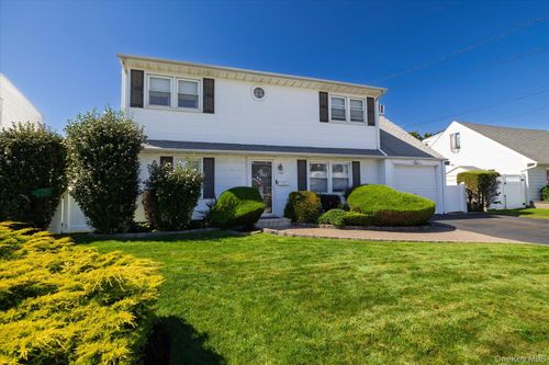 129 Arlyn Drive W, Oyster Bay, NY, 11758 | Card Image