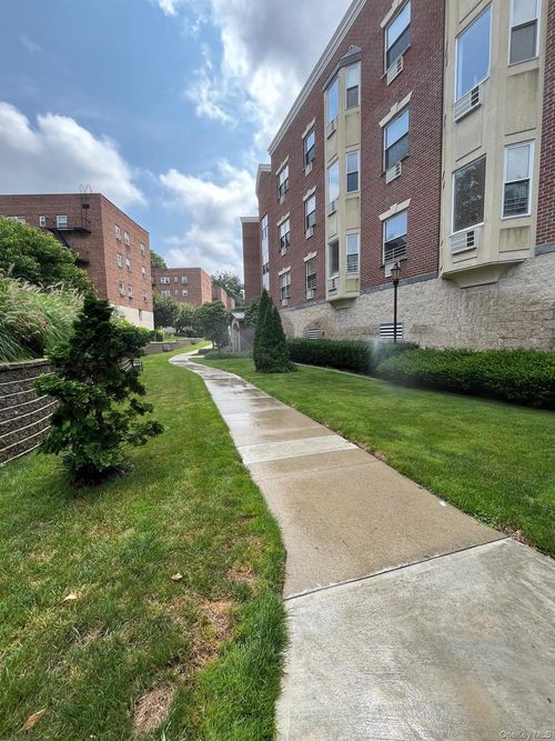 apt-2j-38 Knightsbridge Rd, Great Neck, NY, 11021-4523 | Card Image