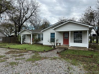 106 N Henderson Street, Home with 3 bedrooms, 2 bathrooms and null parking in Caddo OK | Image 2