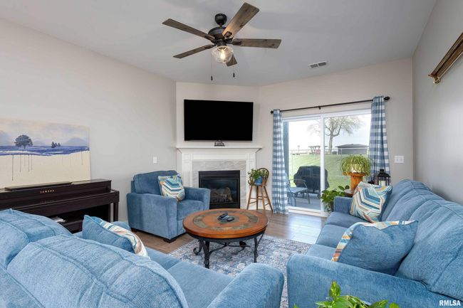 3036 Shanes Way, Condo with 2 bedrooms, 2 bathrooms and null parking in Bettendorf IA | Image 8
