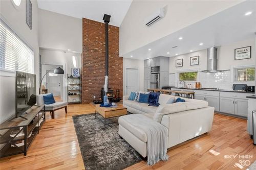 1049 S Washington Ave, Fayetteville, AR, 72701-6677 | Card Image