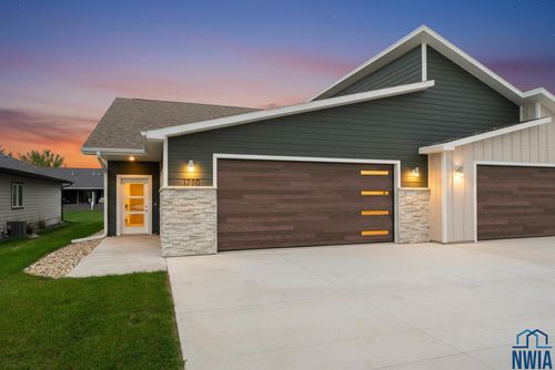 1220 Zitkala-Sa Trl, Vermillion, SD, 57069-7071 | Card Image