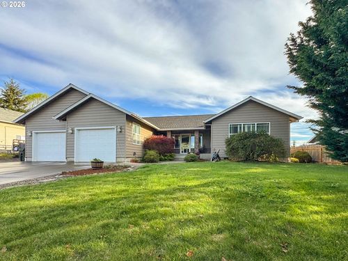 147 Palomino Ave, Roseburg, OR, 97471-8261 | Card Image