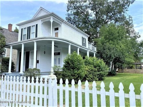 107 Arlington Ave, Natchez, MS, 39120-3546 | Card Image