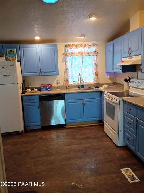 2050 W Curtis Ranch Rd, Paulden, AZ, 86334-3568 | Card Image