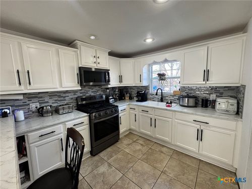 918 N Guadalupe St, Seguin, TX, 78155-3641 | Card Image