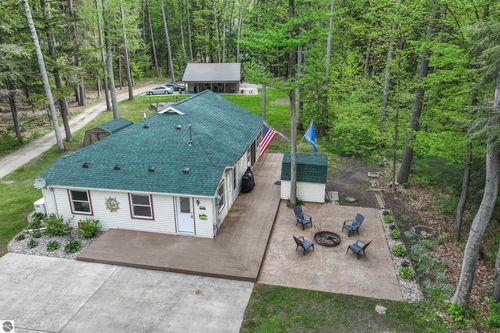 8704 Deadstream Rd, Honor, MI, 49640-9770 | Card Image