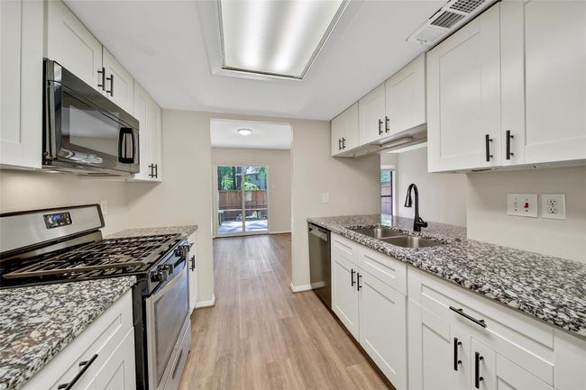 24 W Willowwood Ct, Townhouse with 3 bedrooms, 2 bathrooms and 2 parking in Spring TX | Image 7