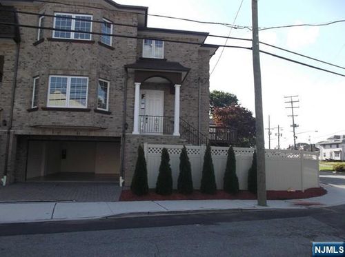 811 Edgewood Ln, Fort Lee, NJ, 07024-4104 | Card Image
