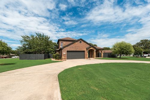 315 Navajo Trl, Lake Kiowa, TX, 76240-9423 | Card Image