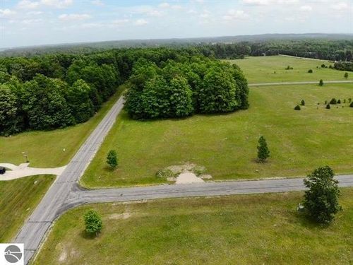 105 Pleasant Hill Dr, Cadillac, MI, 49601 | Card Image