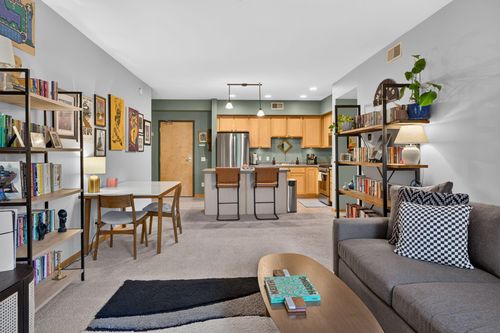 208-2900 11th Ave S, Minneapolis, MN, 55407-5814 | Card Image