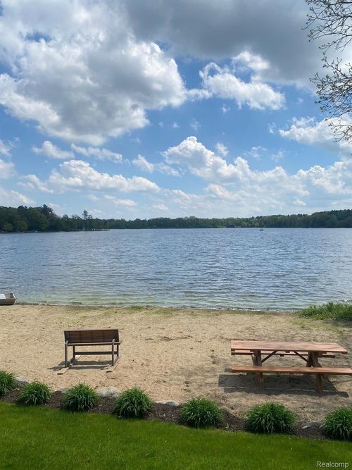 Unit 23 Pine Creek Bluffs Rexford Court, Hamburg Township, MI, 48116 | Card Image