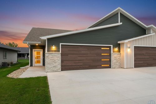 1220 Zitkala-Sa Trl, Vermillion, SD, 57069-7071 | Card Image