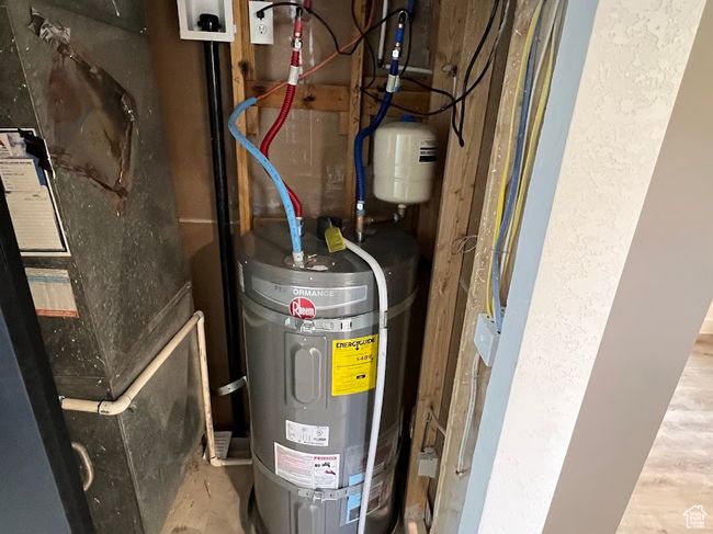 Utility room with secured water heater and heating unit | Image 26