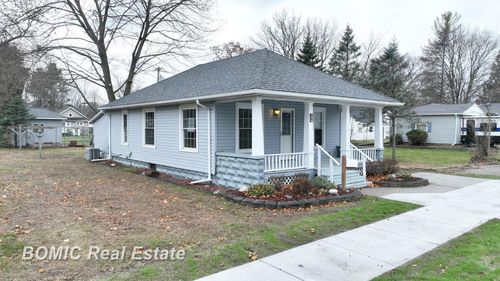 537 Chestnut St, Vassar, MI, 48768-1428 | Card Image