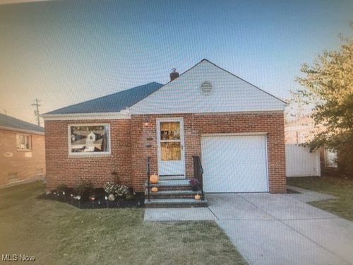 7470 Lanier Dr, Middleburg Heights, OH, 44130-6621 | Card Image