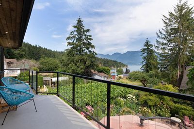 1113 Lenora Rd, House other with 3 bedrooms, 2 bathrooms and null parking in Bowen Island BC | Image 2