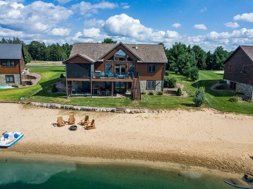 N8111 Castaway Dr, New Lisbon, WI, 53950-9589 | Card Image