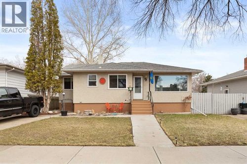 438 5 St Sw, Medicine Hat, AB, T1A4H1 | Card Image