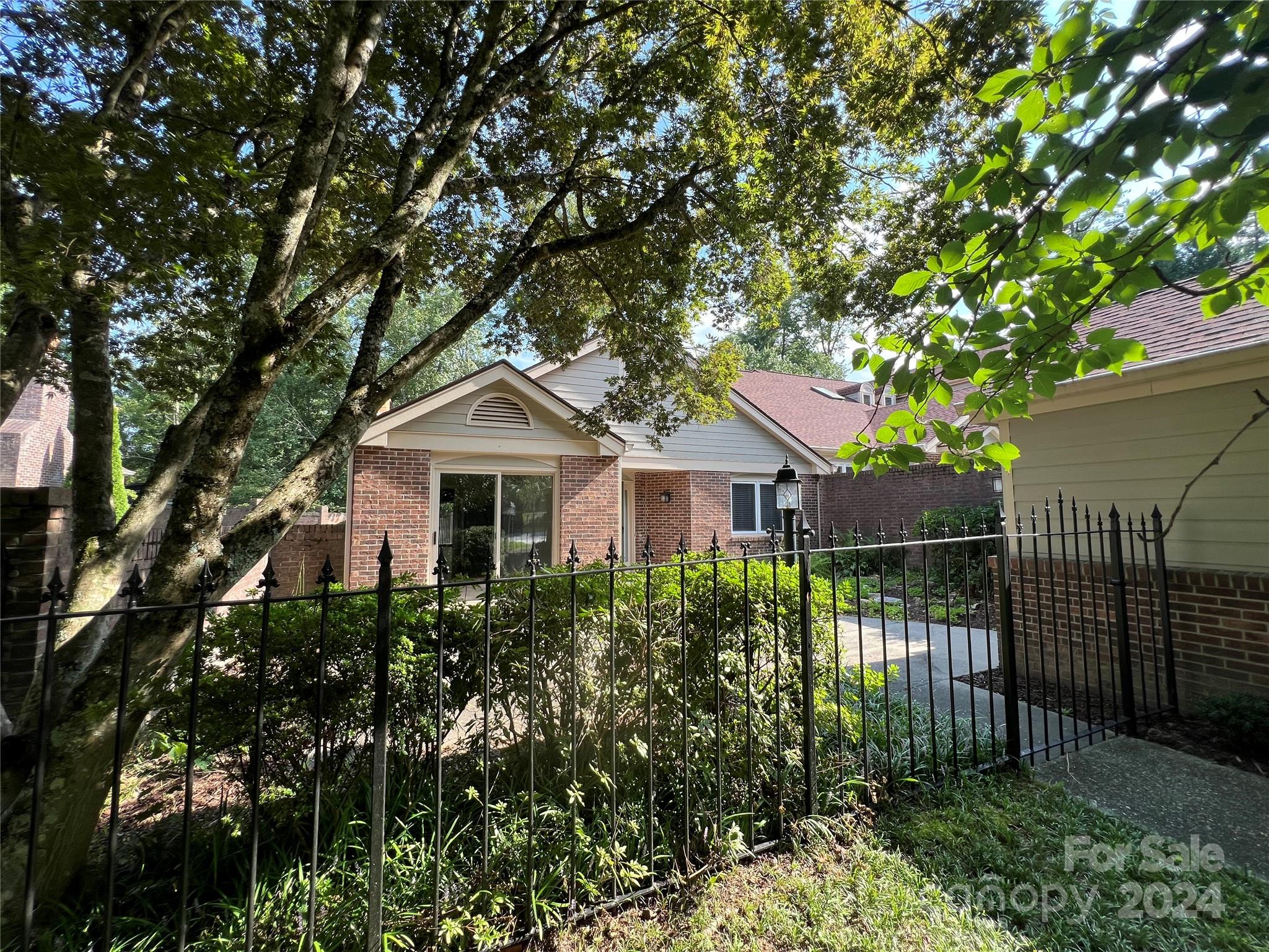 Glenbrook Dr, Hendersonville, NC 28739
