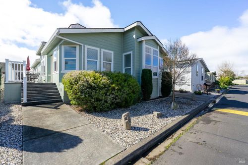 32 Yorkshire Dr, Santa Rosa, CA, 95401-4947 | Card Image