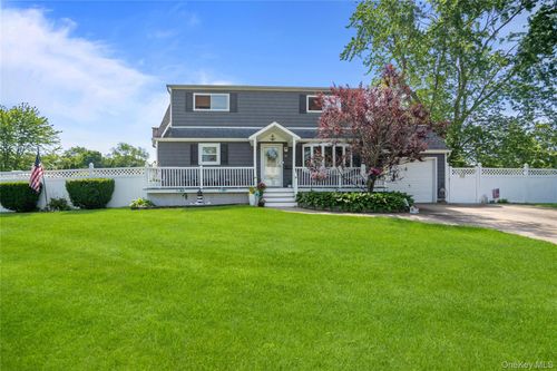43 Woods Lane, Brookhaven, NY, 11720 | Card Image
