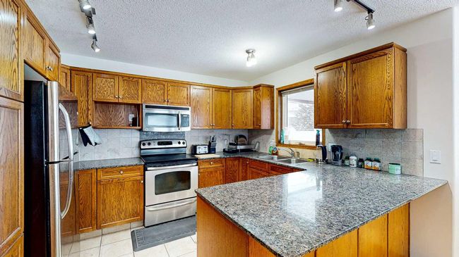 115 Saamis Rotary Way Sw, Home with 4 bedrooms, 3 bathrooms and 4 parking in Medicine Hat AB | Image 3