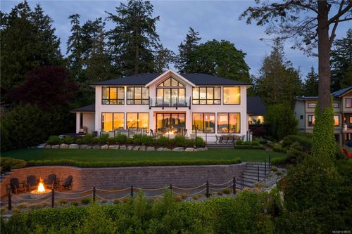 8425 Lochside Dr, Central Saanich, BC, V8M1T9 | Card Image