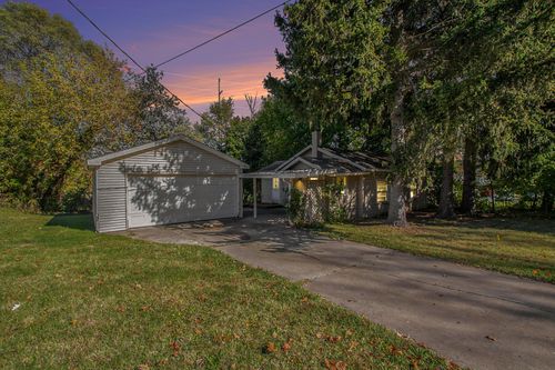 1005 E Front St, Buchanan, MI, 49107-8460 | Card Image