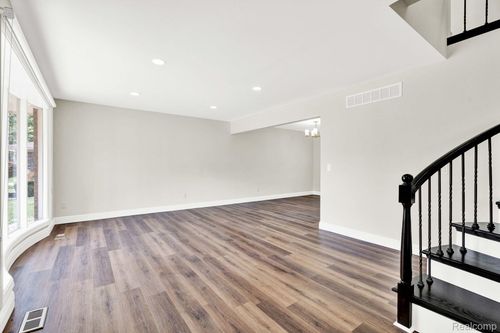 40206 Ashland Dr, Sterling Heights, MI, 48313-5400 | Card Image