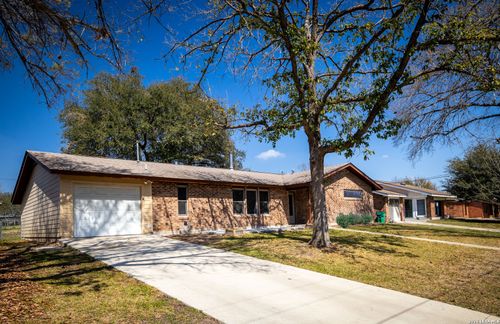 1106 Renee St, Seguin, TX, 78155-6718 | Card Image