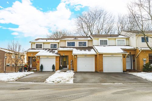 92-1584 Newlands Cres, Burlington, ON, L7M1V6 | Card Image