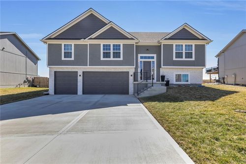 1105 3rd St, Oak Grove, MO, 64075-8614 | Card Image