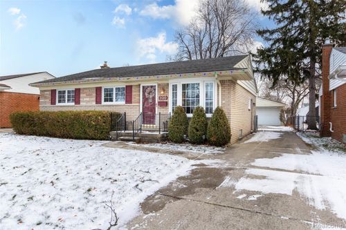 320 N Batchewana St, Clawson, MI, 48017-1365 | Card Image