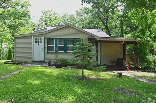 3057 Hillside Dr, Milford, MI, 48380-3540 | Card Image