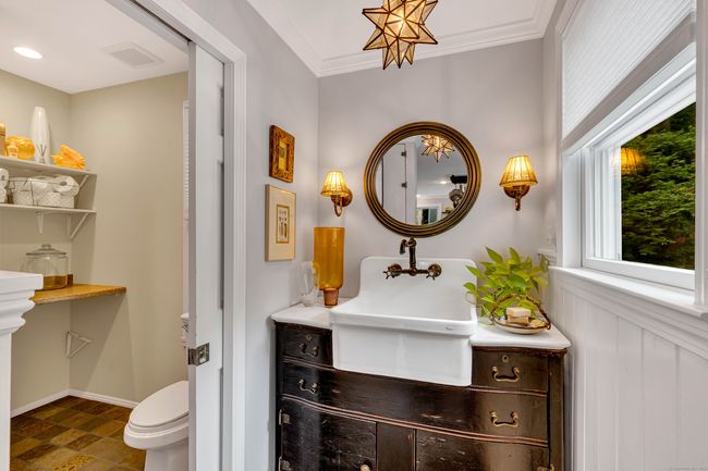 Half bath off of kitchen | Image 20