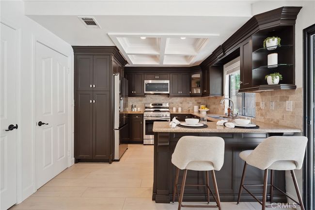 Kitchen with peninsula | Image 17