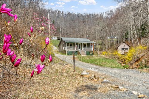 194 Colehearth Hollow Rd, Bakersville, NC, 28705-7215 | Card Image