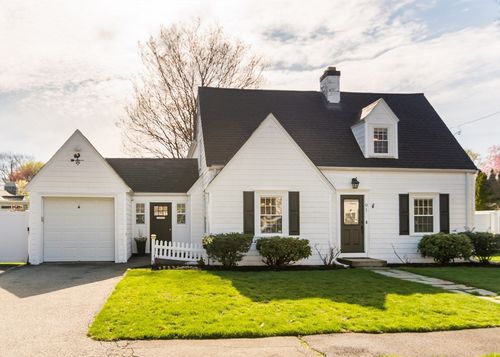 91 Canterbury Rd, Waltham, MA, 02453-8242 | Card Image