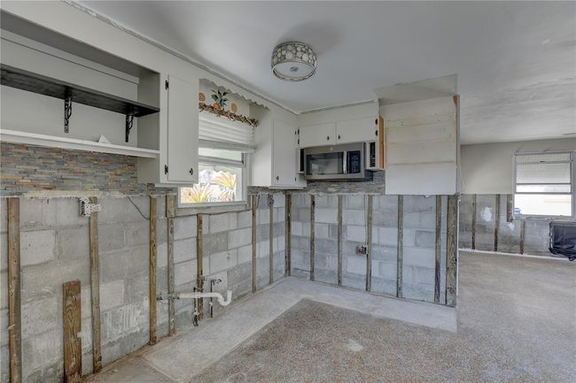 13313 2 Nd St E, House other with 2 bedrooms, 1 bathrooms and null parking in Madeira Beach FL | Image 14